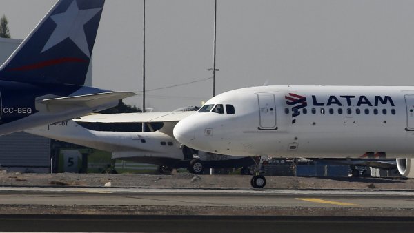 Avión de LATAM Airlines estacionado.