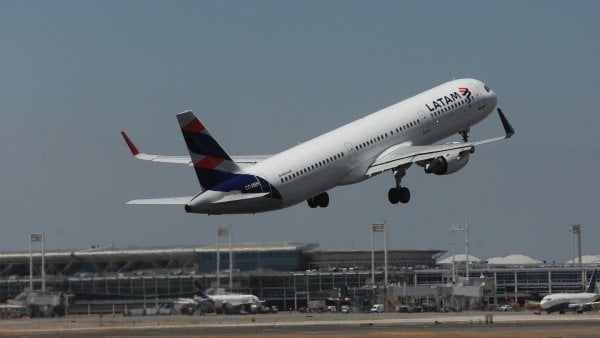 Avión de LATAM despegando del aeropuerto.