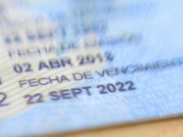 Foto de un carnet de identidad vencido.