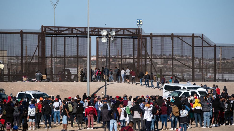 Migrantes siendo procesados en el lado mexicano de la frontera.