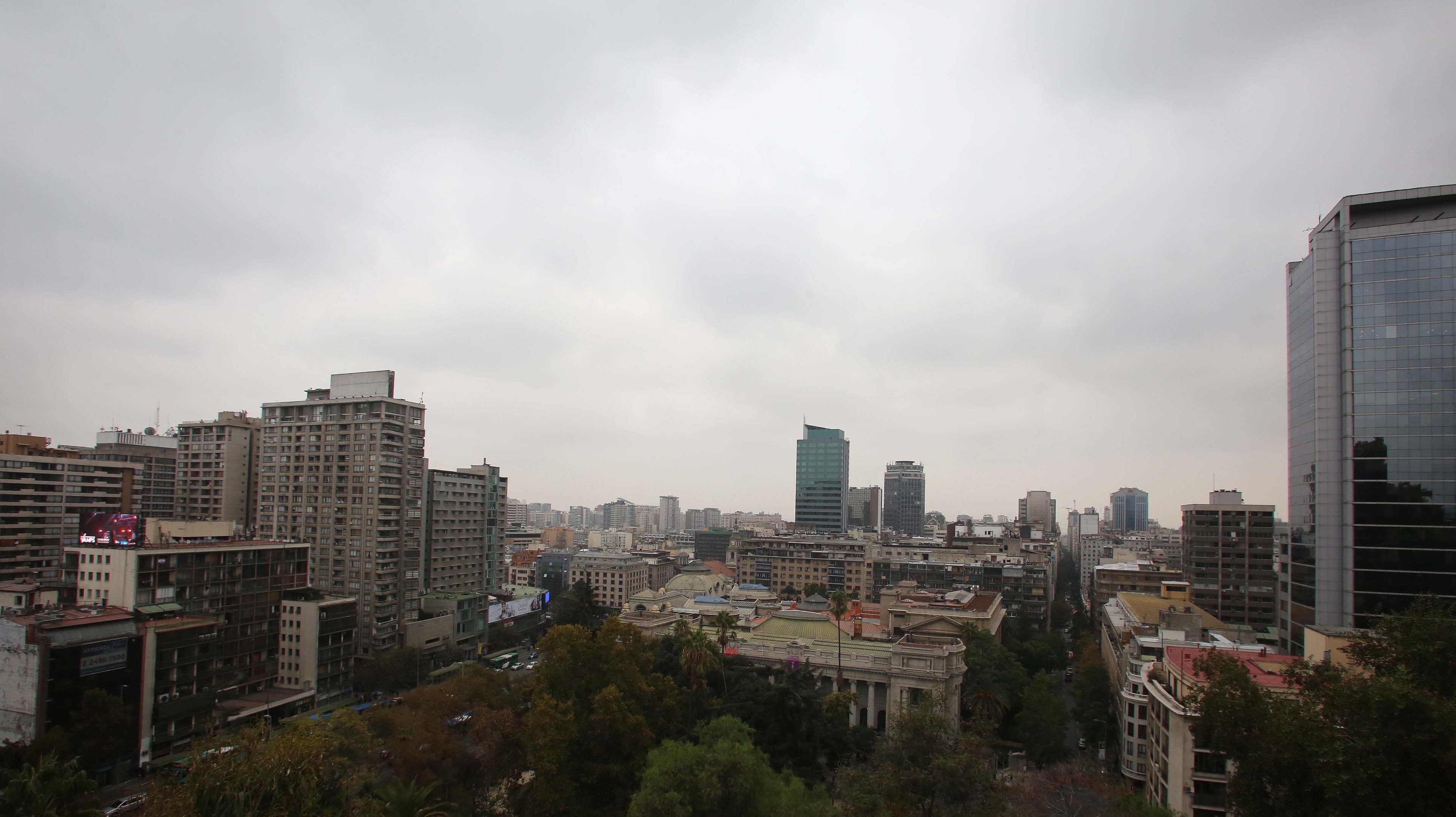 Foto panorámica de Santiago con el cielo nublado