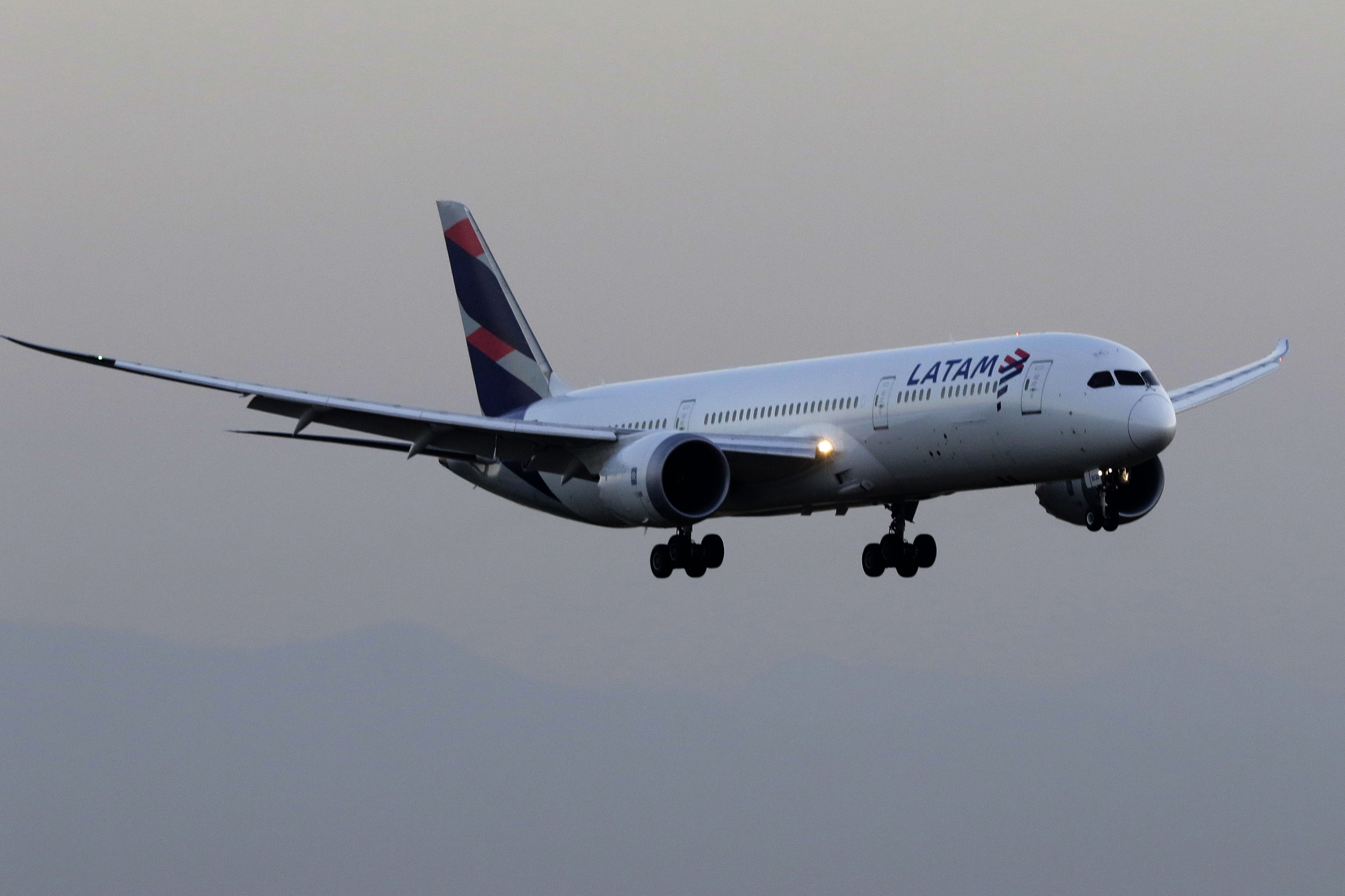 Avión de LATAM volando.