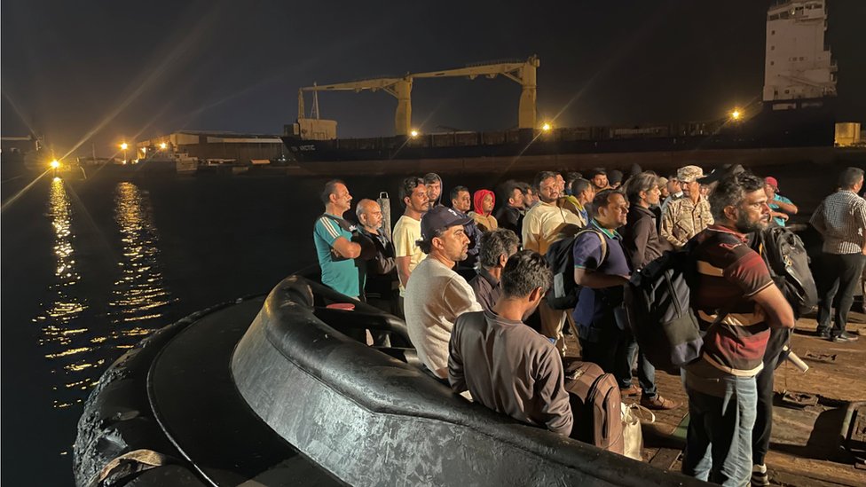 Evacuados de Sudán en un barco saudita.