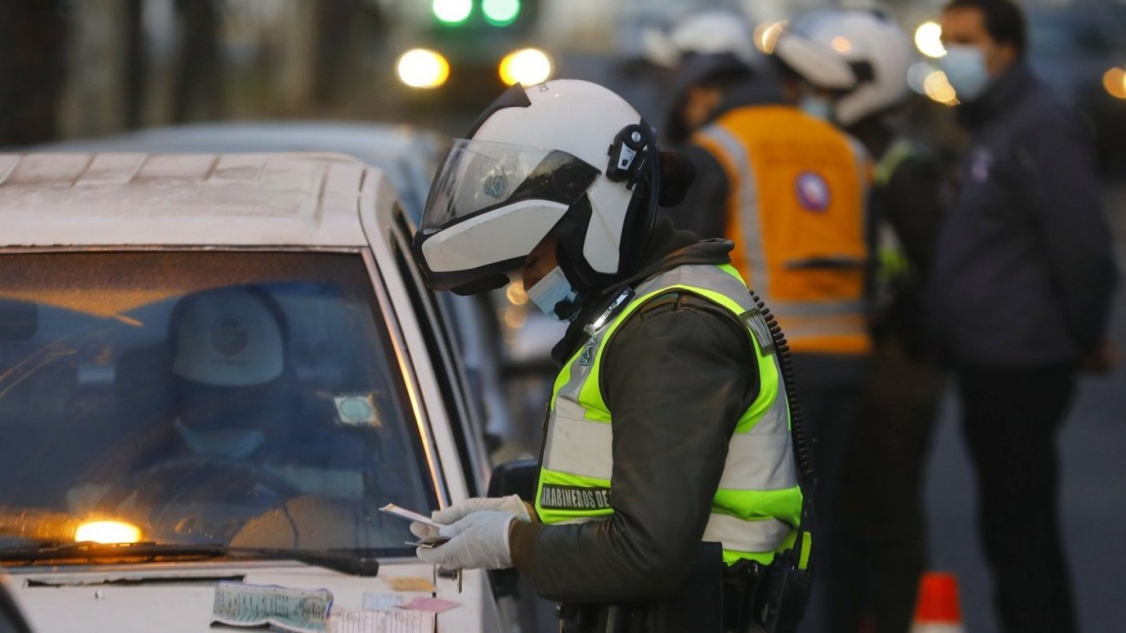 Carabineros y personal del Ministerio de Transporte realizando controles por restricción vehicular