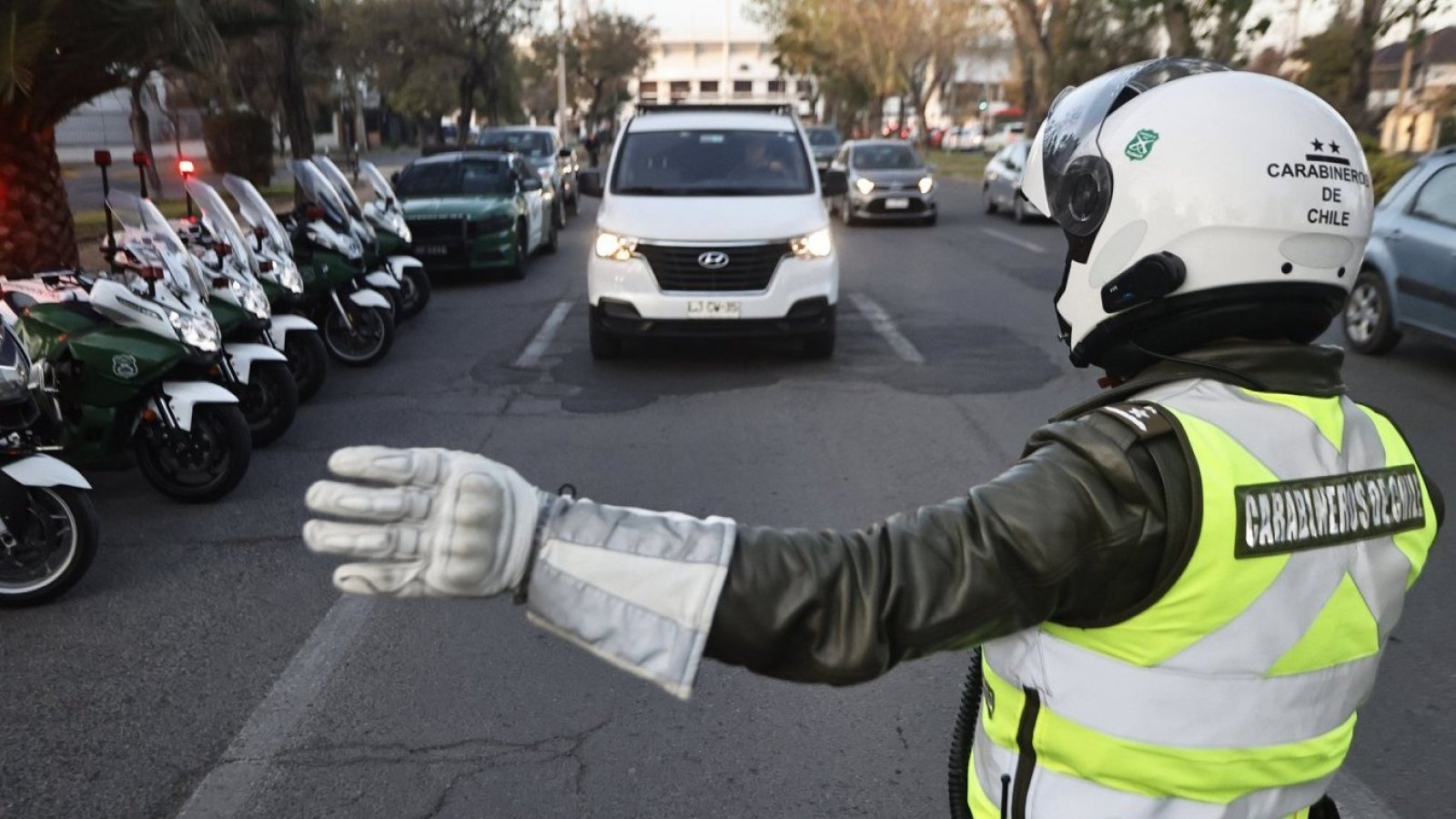 Carabinero en medio de fiscalización por restricción vehicular