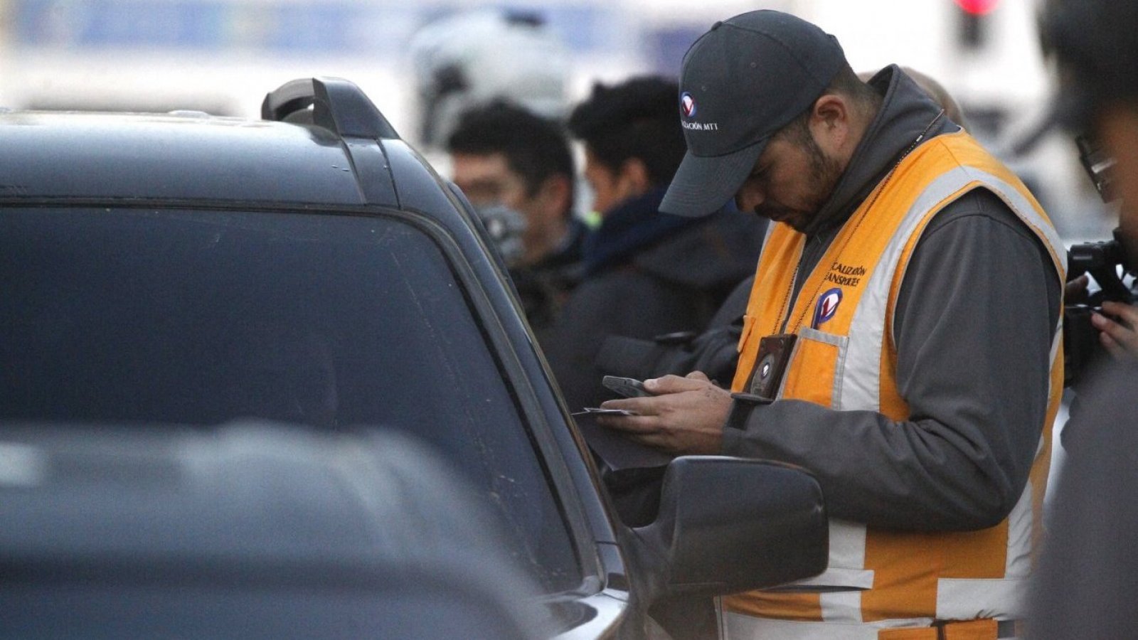 Personal del Ministerio de Transporte fiscalizando a un conducto por primera jornada de restricción vehicular