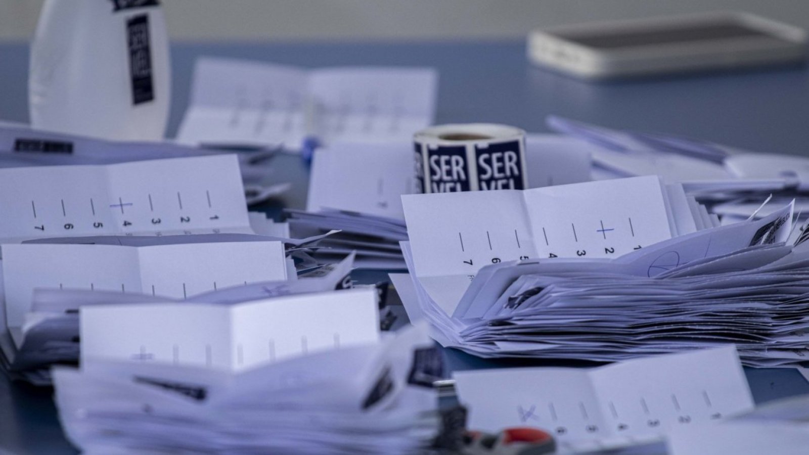 Papeletes de votación del Servel sobre una mesa.