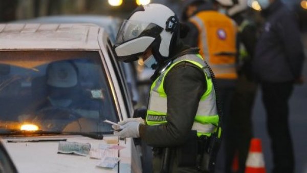 Carabineros y personal del Ministerio de Transporte realizando controles por restricción vehicular
