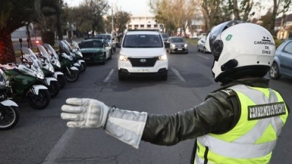 Carabinero en medio de fiscalización por restricción vehicular
