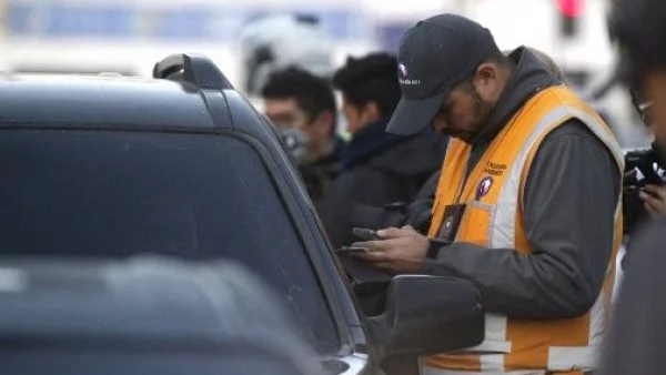 Personal del Ministerio de Transporte fiscalizando a un conducto por primera jornada de restricción vehicular