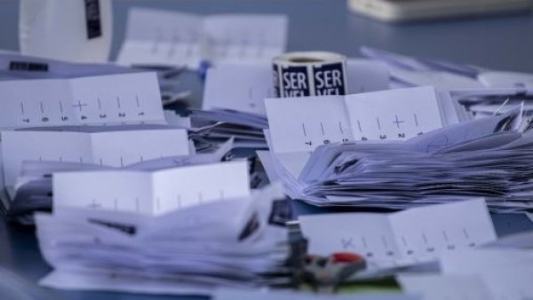 Papeletes de votación del Servel sobre una mesa.