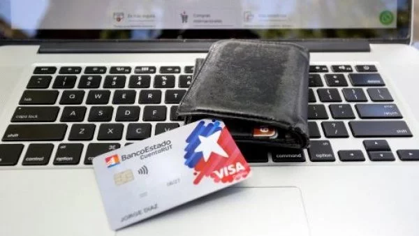 Tarjeta CuentaRUT sobre computador y al lado una billetera