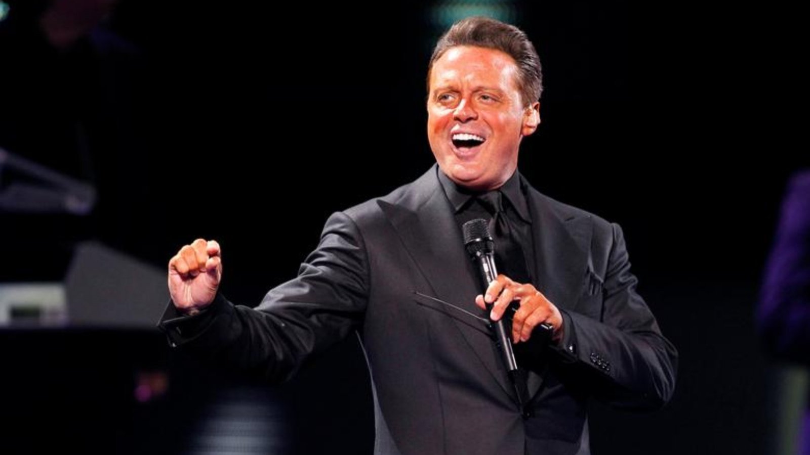 Luis Miguel cantando en concierto en Chile.