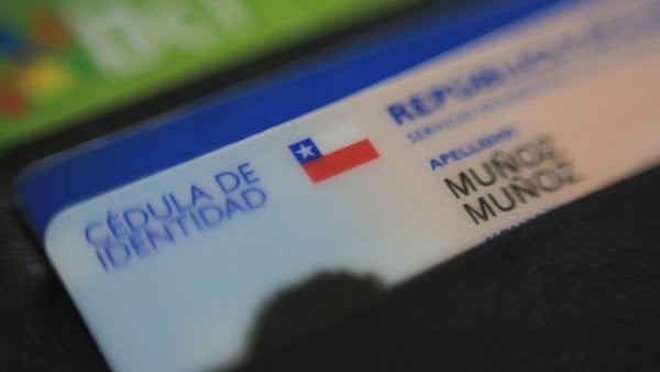 Parte superior de la cédula de identidad de una persona