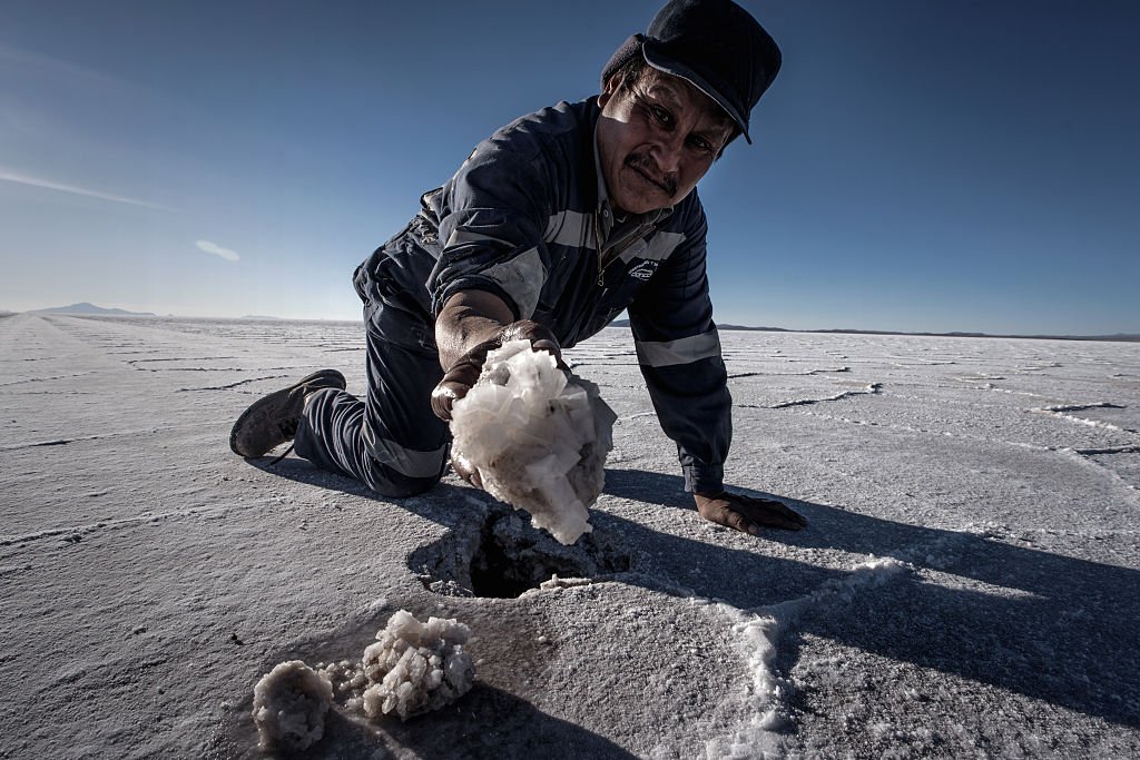 Hombre extrae cistales de sal en el Salar de Uyuni, Bolivia.