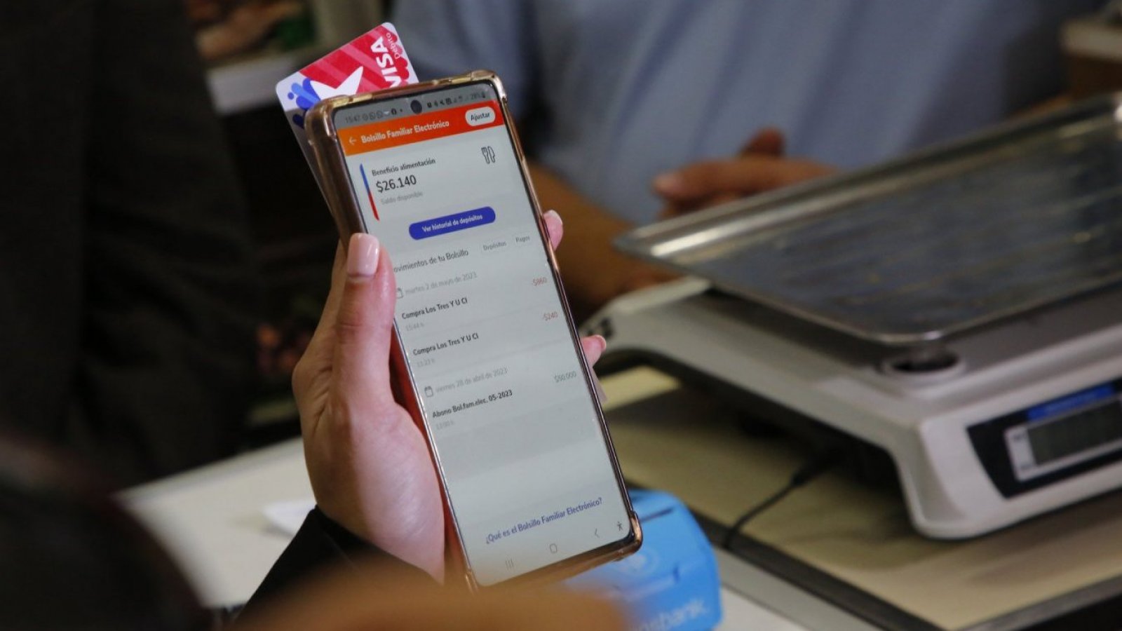 Celular con app de BancoEstado revisando el saldo del Bolsillo Familiar Electrónico