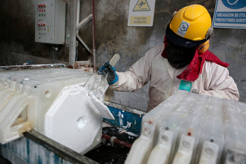 Trabajador en planta de litio.