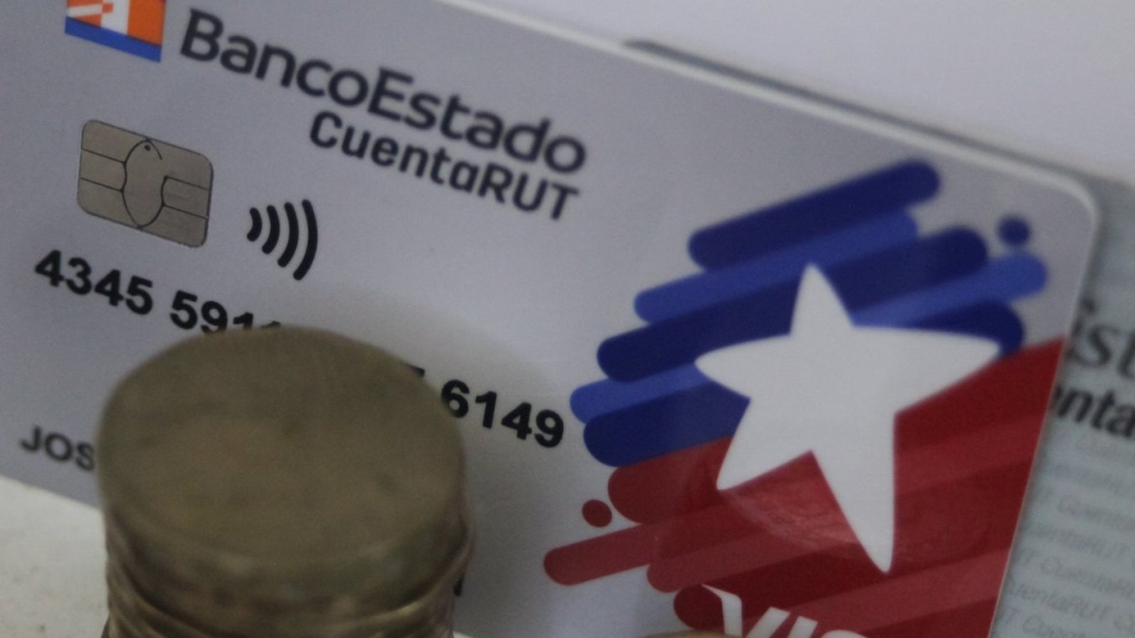 Tarjeta CuentaRUT de BancoEstado con dinero encima.