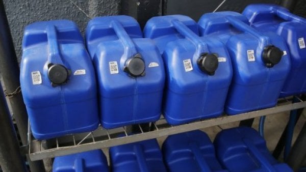 Bidones de parafina azul sobre rejilla metálica- Valor parafina hoy.