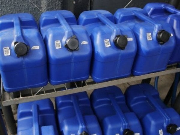 Bidones de parafina azul sobre rejilla metálica- Valor parafina hoy.