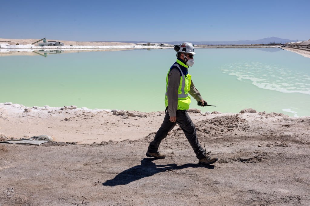 Trabajador en salar del desierto de Atacama, Chile.