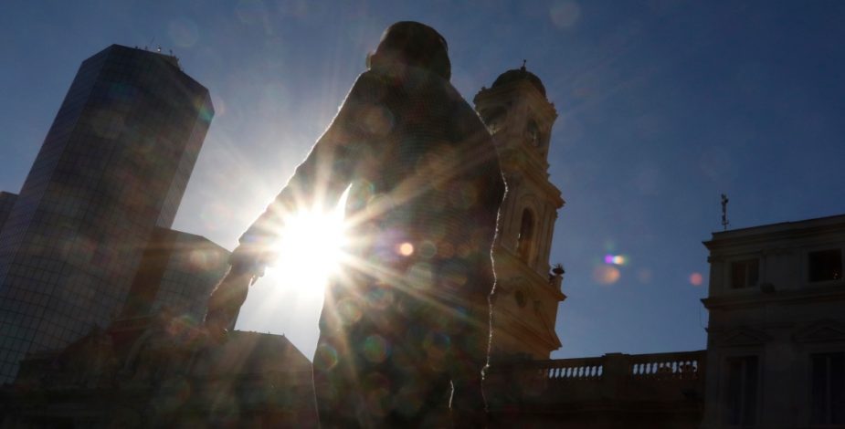 Persona con el sol de frente en las cercanías de Costanera Center.