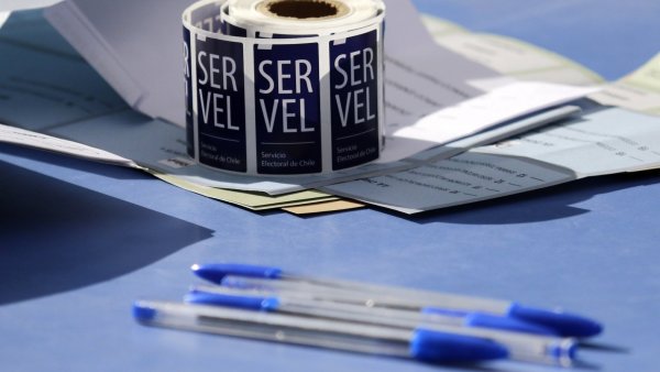 Sticker del Servel con lápices pasta, en una mesa de votación.