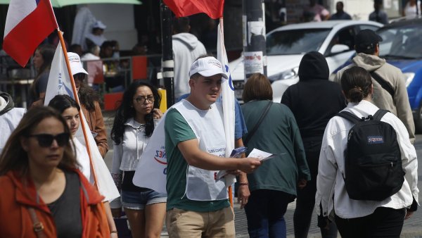 Persona realizando propaganda electoral