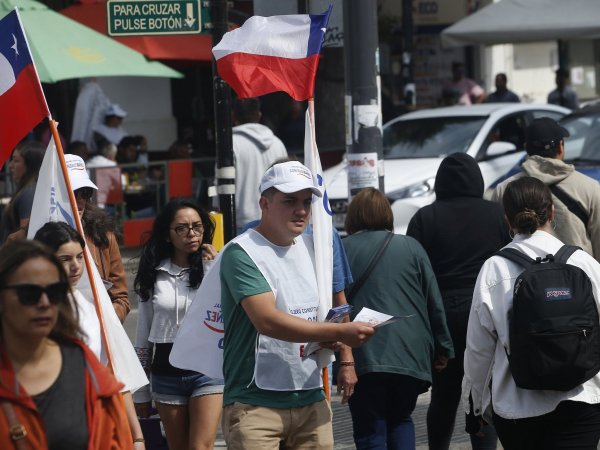 Persona realizando propaganda electoral