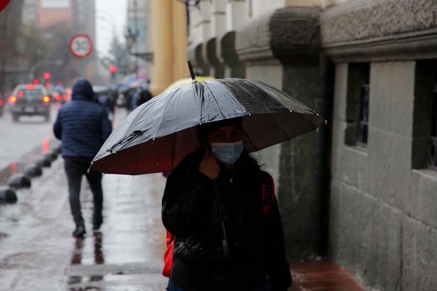 Persona caminando bajo la lluvia