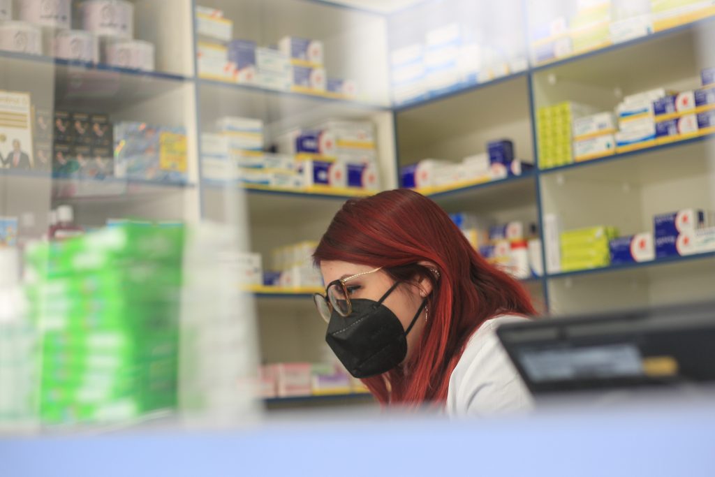 Mujer trabajando en sucursal de farmacia