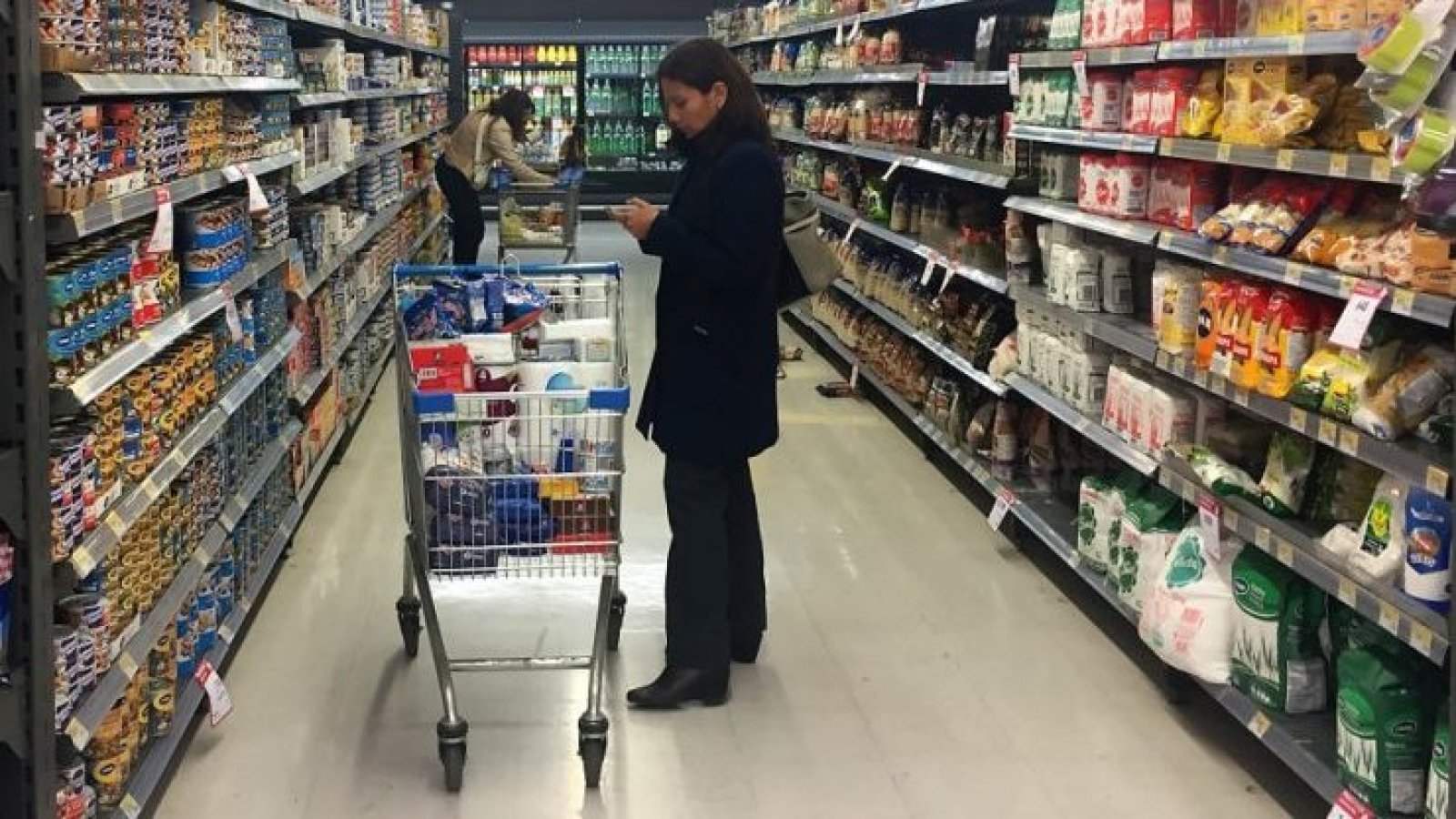 Mujer comprando productos en supermercado