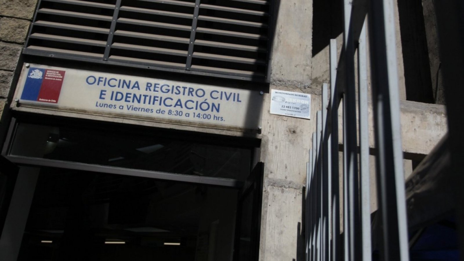 Entrada a oficina de Registro Civil e Identificación