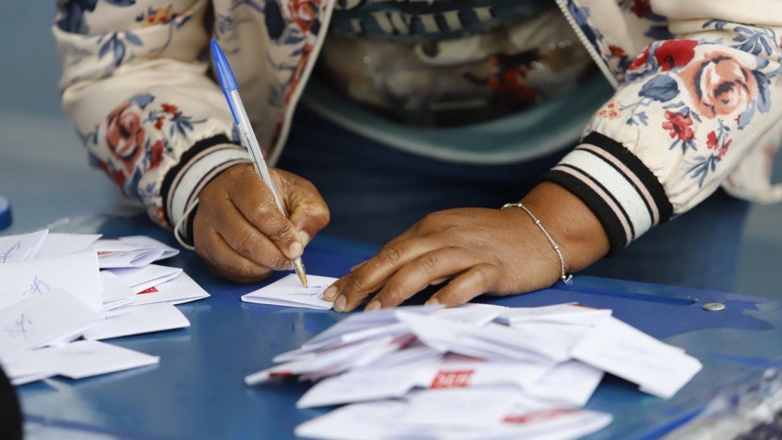 Vocal de mesa firmando los votos de elecciones