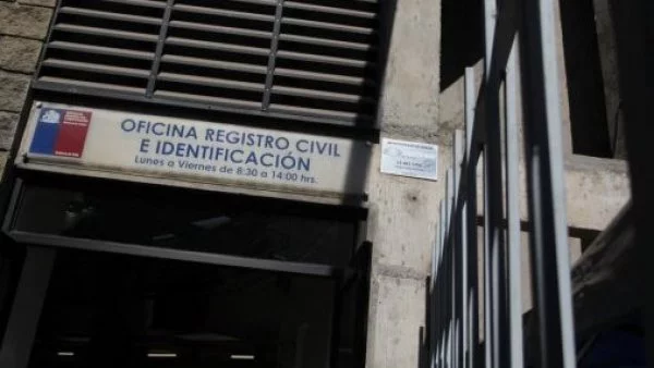 Entrada a oficina de Registro Civil e Identificación