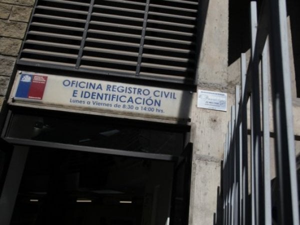 Entrada a oficina de Registro Civil e Identificación