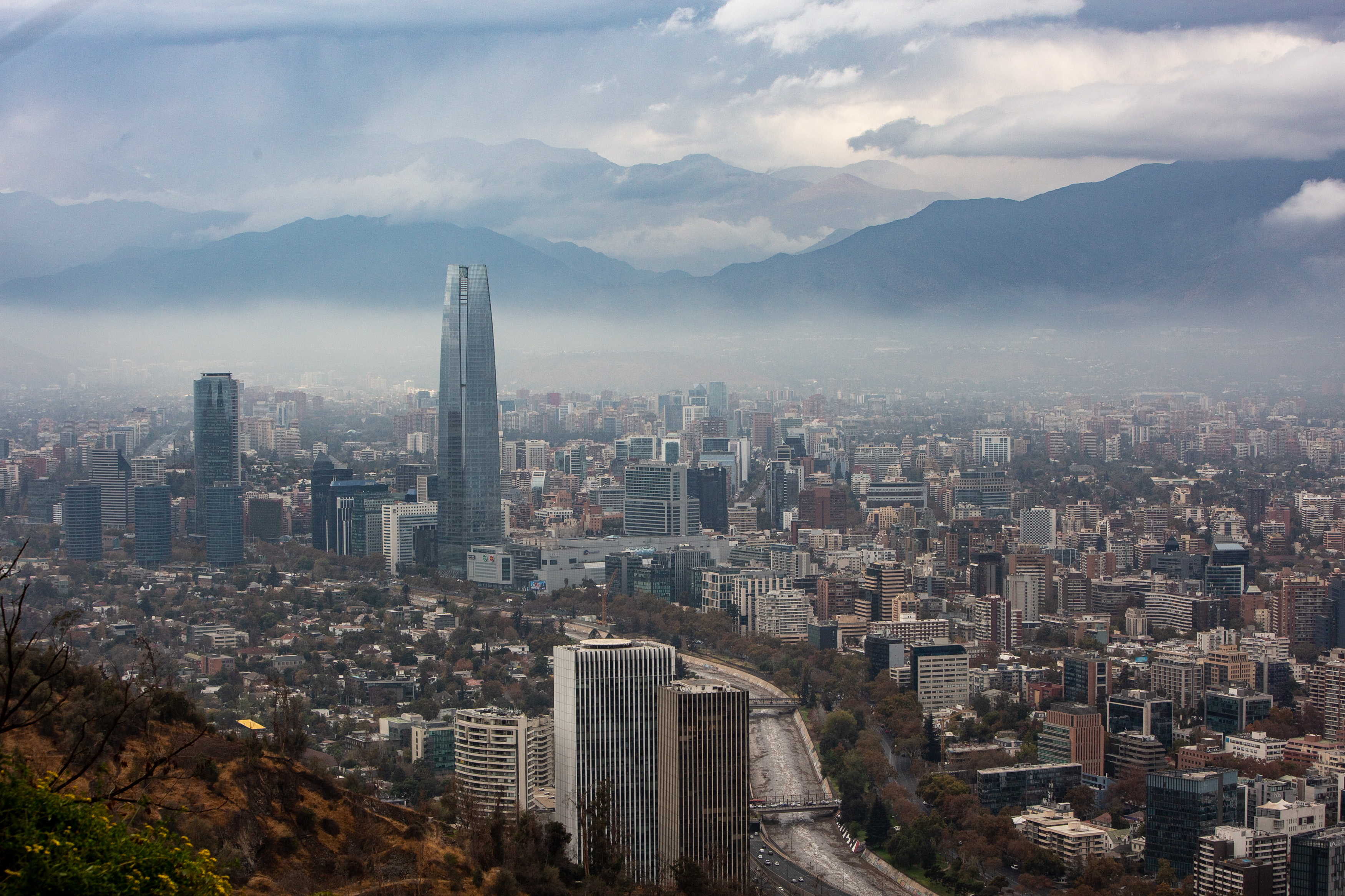 Santiago desde arriba con el cielo nublado.