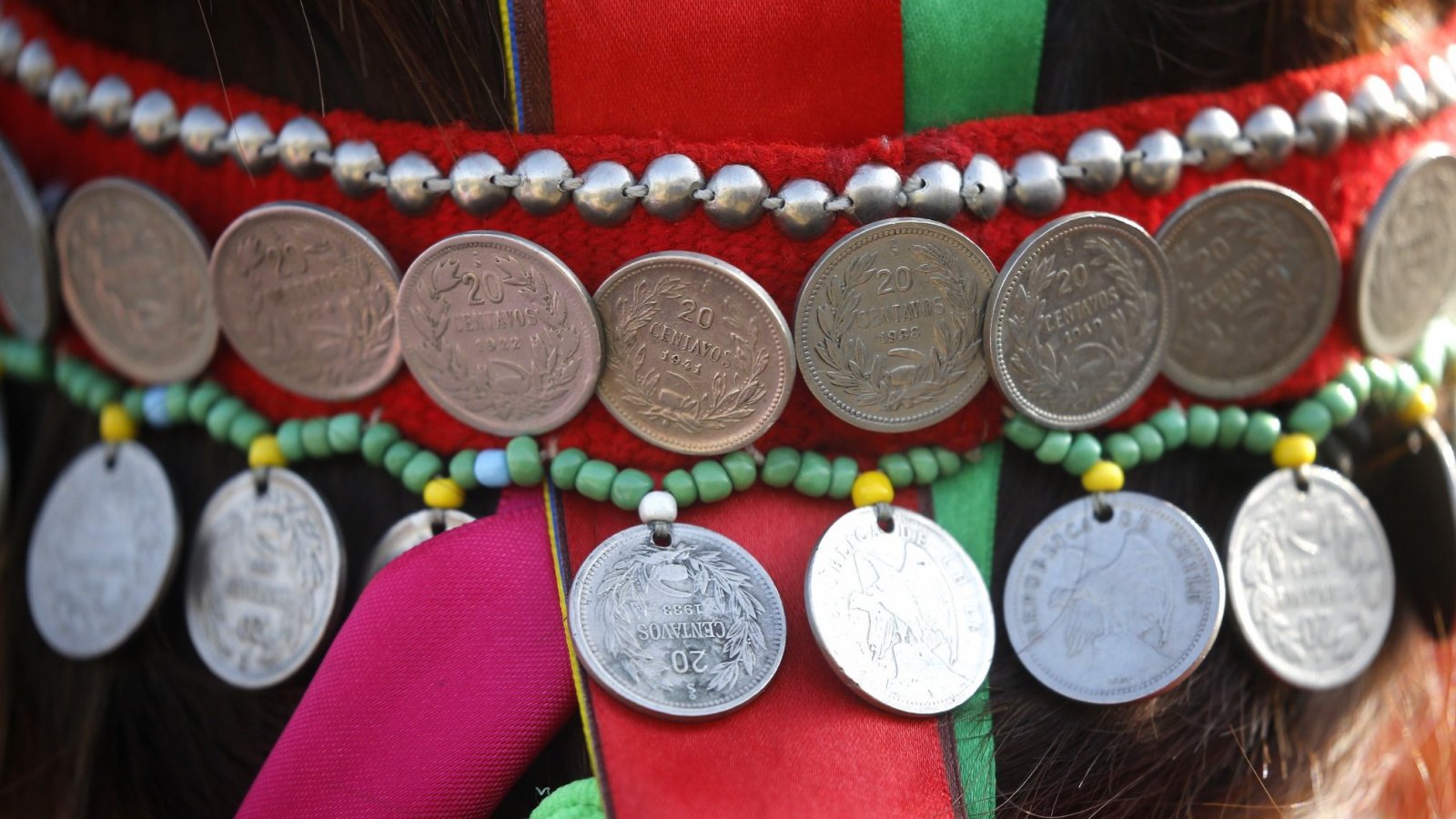 Accesorio mapuche con monedas