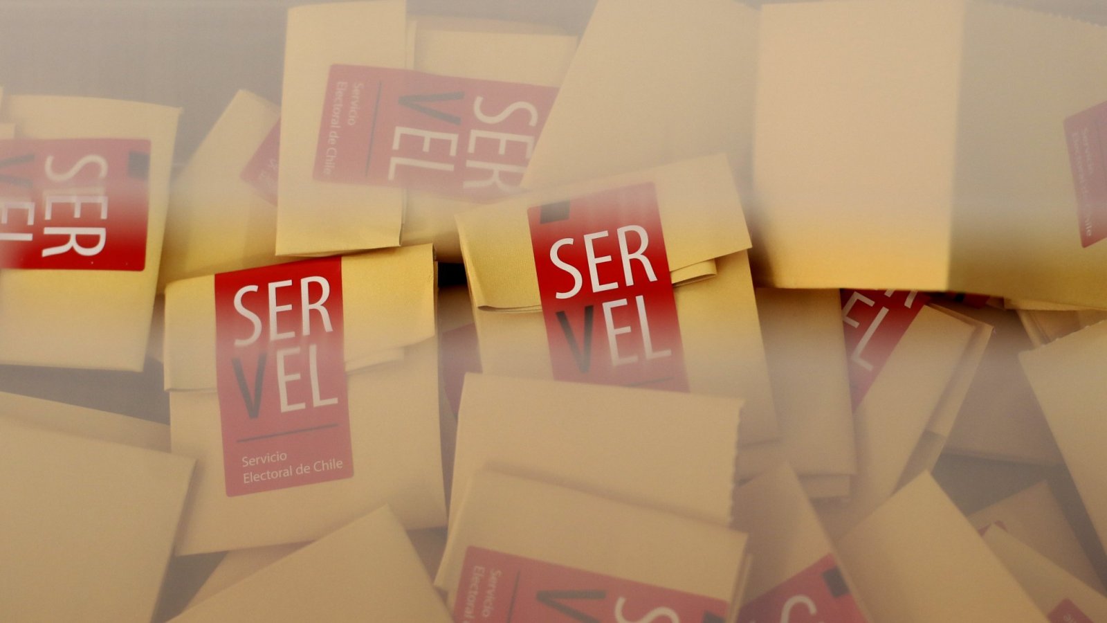 Votos sellados con el sticker del Servel en una urna electoral.