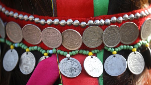 Accesorio mapuche con monedas
