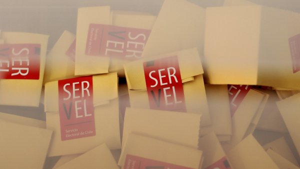 Votos sellados con el sticker del Servel en una urna electoral.