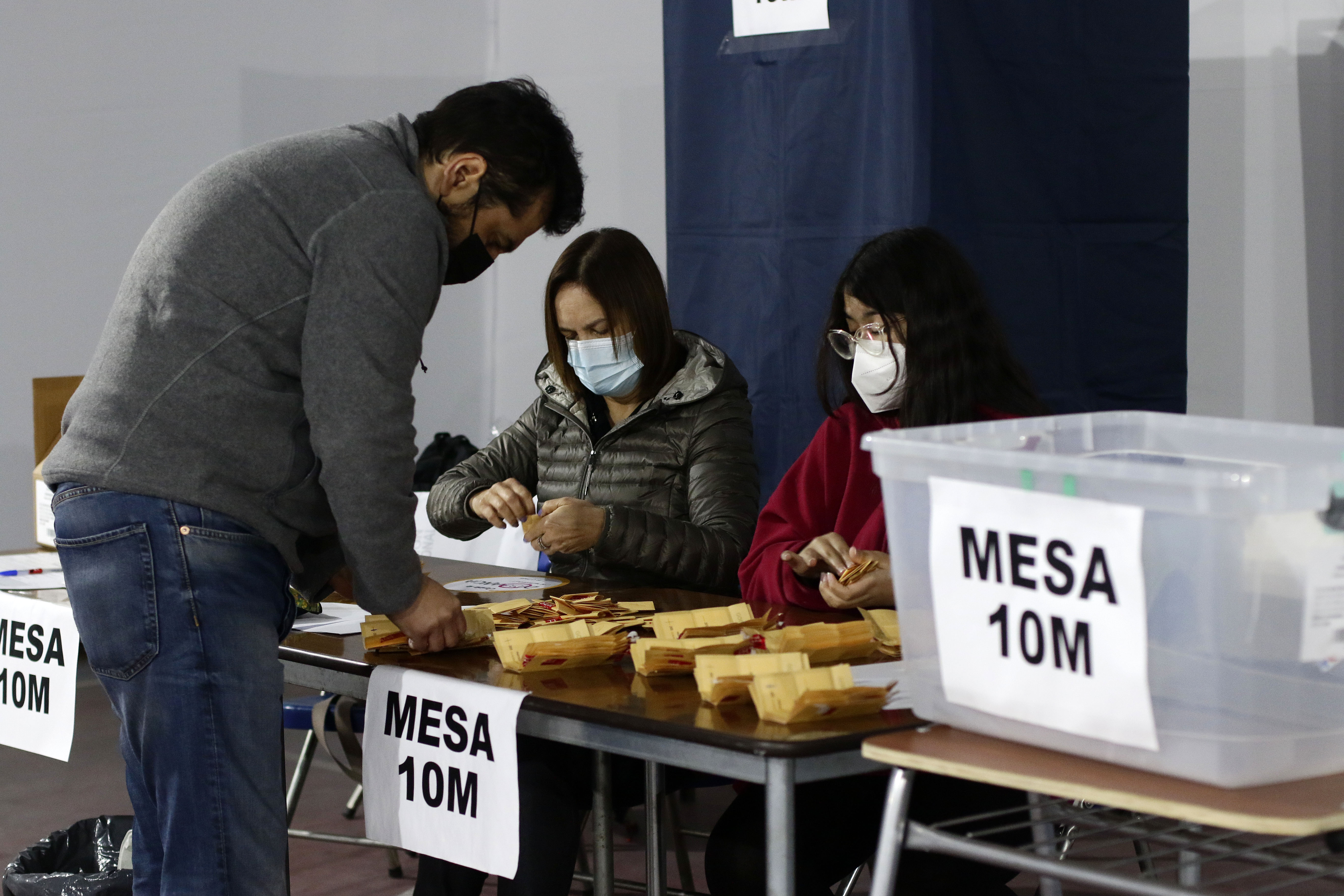 Persona registrándose en una mesa de votación