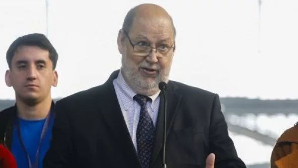 Presidente del Servel, Andrés Tagle, dando una declaración sobre el caso de candidata Karla Añes.