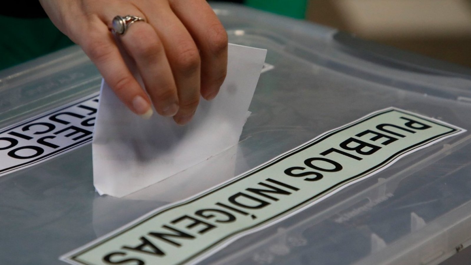 Persona metiendo el voto en una urna