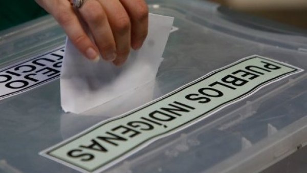 Persona metiendo el voto en una urna