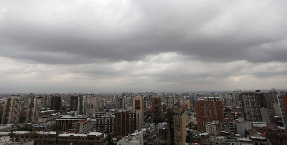 Foto panorámica de Santiago con cielo nublado
