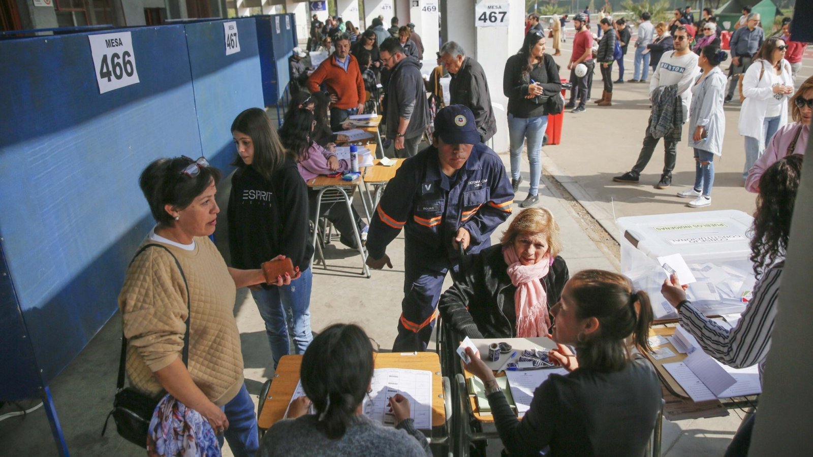 Personas haciendo fila en una mesa de votación para las elecciones