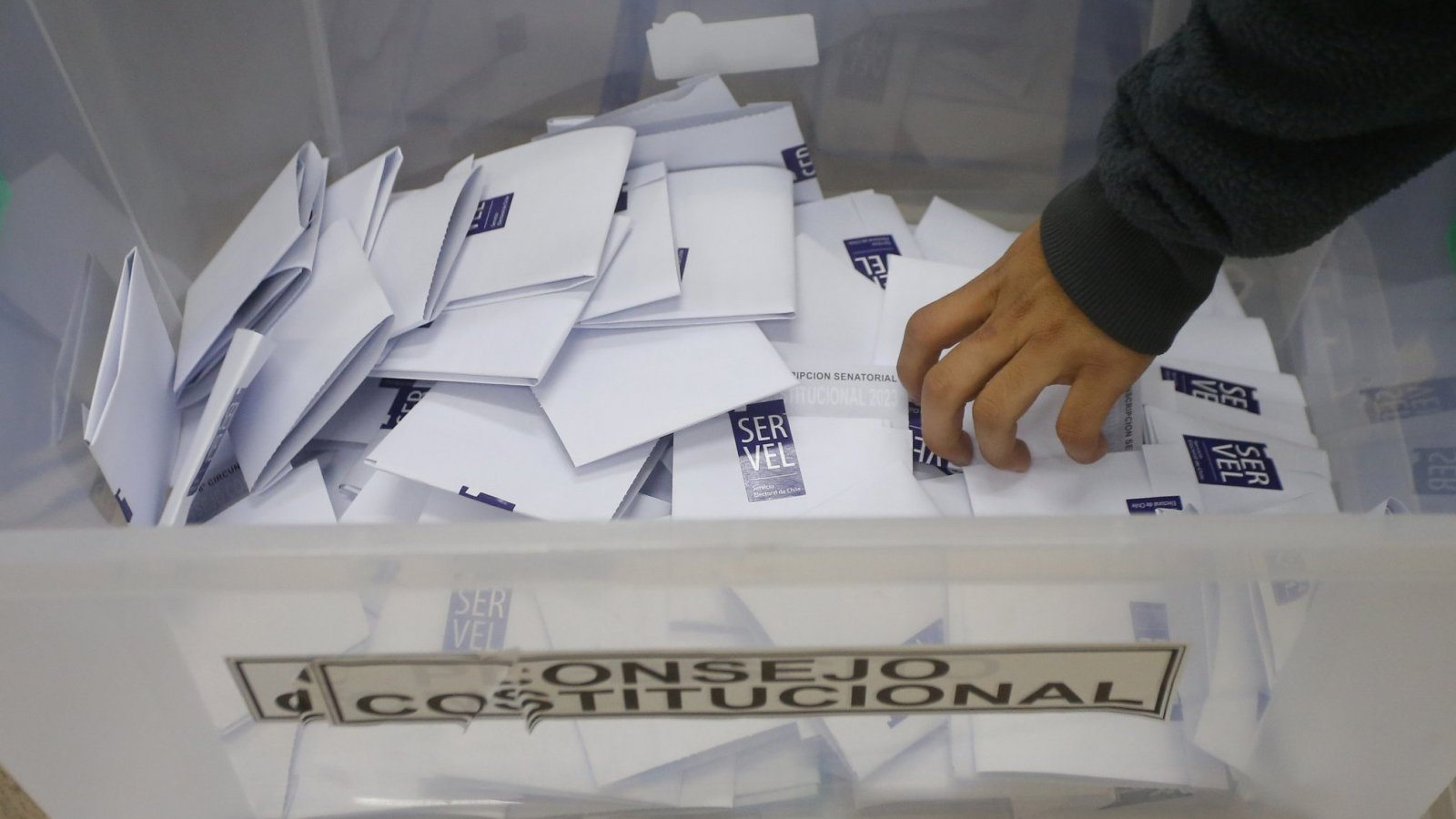 Urna electoral con votos sellados por el Servel