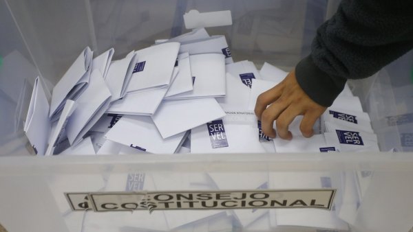 Urna electoral con votos sellados por el Servel