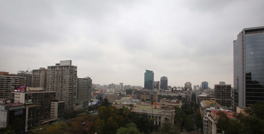 Fotografía paronámica de Santiago de Chile con cielo nublado